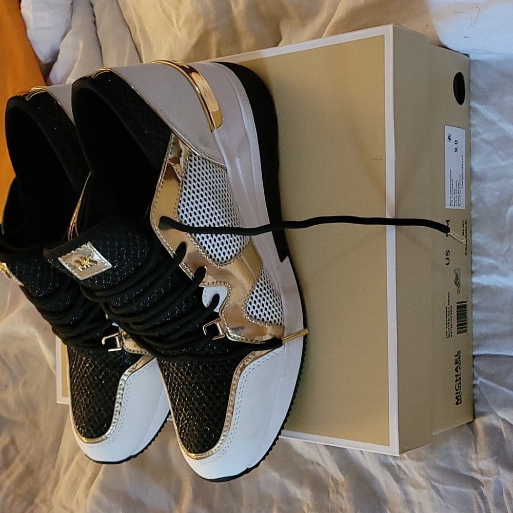 Shoes - Picture 4 of 4